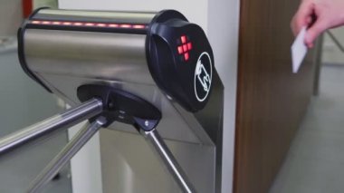 closeup çalışan office geçişine temassız anahtar kullanımları
