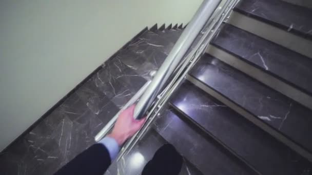 Сотрудник поднимается по лестнице к коллегам на посадочной камере — стоковое видео