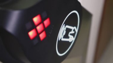 yakın görünüm el Swipes temassız anahtar turnike paneline