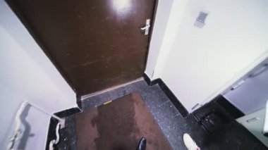çalışan takım kapı açar ve depolama HeadCam içine geliyor