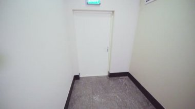 işçi kapıdan çıkmak için yürür ve HeadCam ile merdiven gösterir