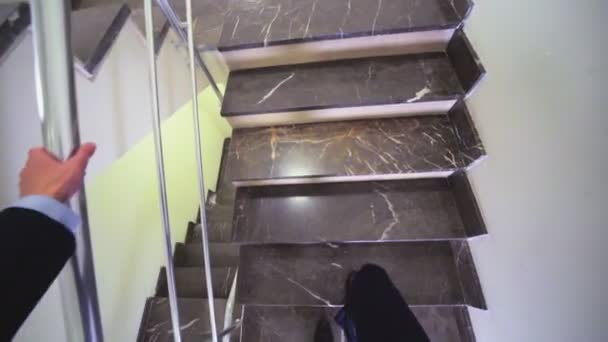 ビジネスマンは、headcam からのランディングビューに階段を歩いて — ストック動画