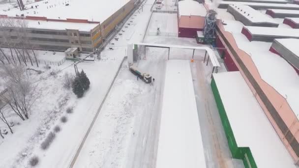 Kameran stiger över cisternen med kondenserad gas på vintern — Stockvideo