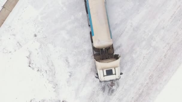 Övre rörelse över last bils cisternen på kondenserad gas reservoar — Stockvideo