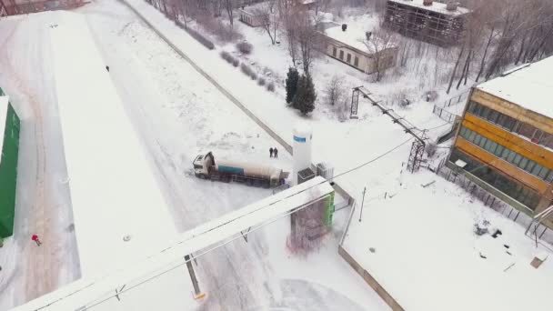 Zásobník nákladních aut z ptačí perspektivy plný plynových produktů pod sněhem — Stock video