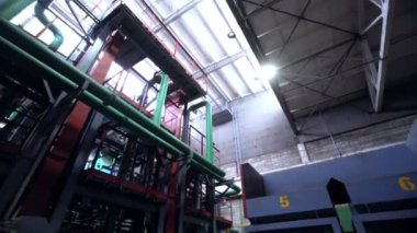 Boru hatları ile bitki Atölyesi boyunca düşük açı çekim hareketi