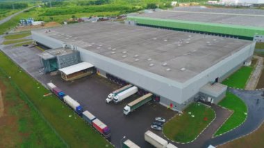günde rampada kamyonlar ile havadan görünüm depolama binası