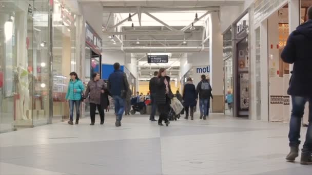 Торговый центр с людьми, идущими вдоль витрин магазинов — стоковое видео
