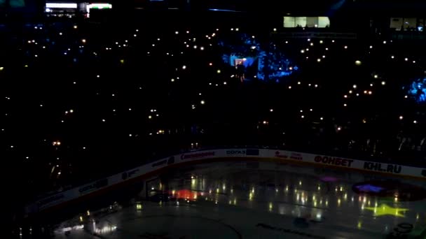 Show de luz de néon no palco na escuridão na arena de gelo moderna — Vídeo de Stock