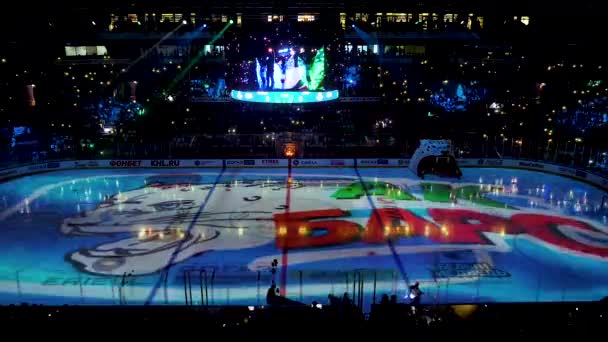 Голографический логотип хоккейной команды со снежным барсом на ледовом поле — стоковое видео