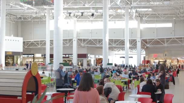 Comida-acompañante con comer gente en las mesas en el centro comercial — Vídeos de Stock