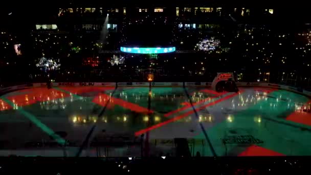 Яркое цветное лазерное шоу на хоккейном стадионе, полном зрителей — стоковое видео