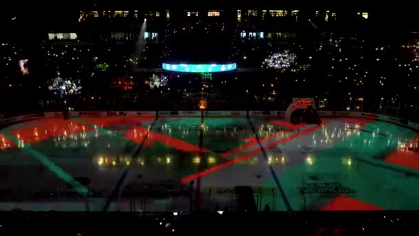 Show a laser de cores brilhantes no estádio de hóquei cheio de espectadores — Vídeo de Stock