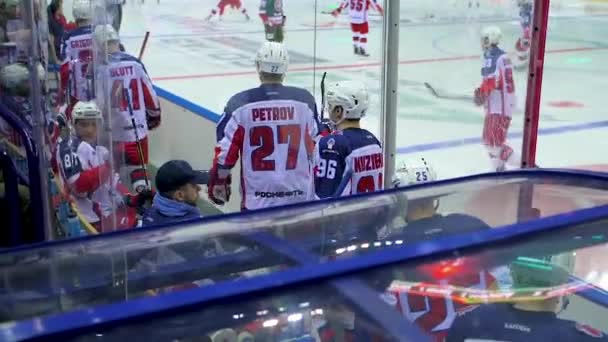 Rallentatore vista posteriore squadra di hockey entra arena di ghiaccio — Video Stock