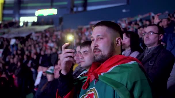 Jégkorong ventilátor csapat zászló hajtások játék mobiltelefonnal — Stock videók