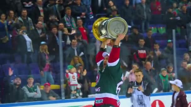 Játékos bajnok csapat mutatja trófea csésze vidám rajongók — Stock videók