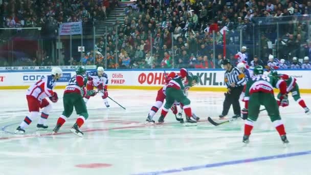 Equipos de hockey en cámara lenta luchan por la victoria en la arena de hielo — Vídeo de stock