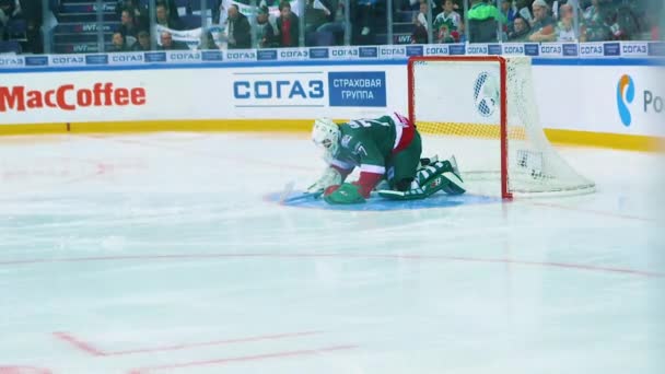 Il portiere al rallentatore tocca il ghiaccio testa a testa al cancello — Video Stock