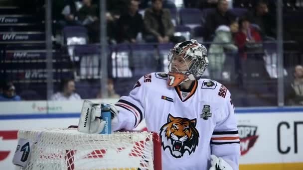 Portiere di hockey beve acqua al cancello su arena di ghiaccio — Video Stock