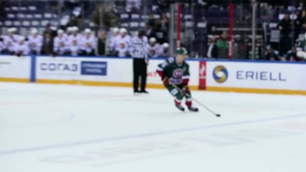 Zeitlupe nach vorne leitet Puck ein und schießt Gegentor — Stockvideo