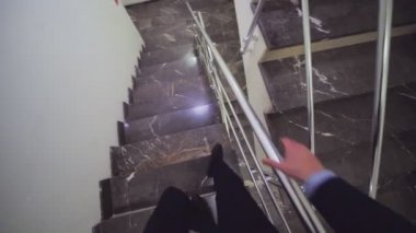 takım elbiseli adam HeadCam mermer merdiven görünümü aşağı gider
