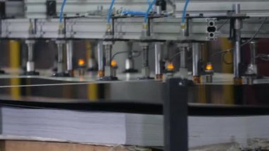 vakum bardak ile otomatik manipülatör metal parça kaldırır