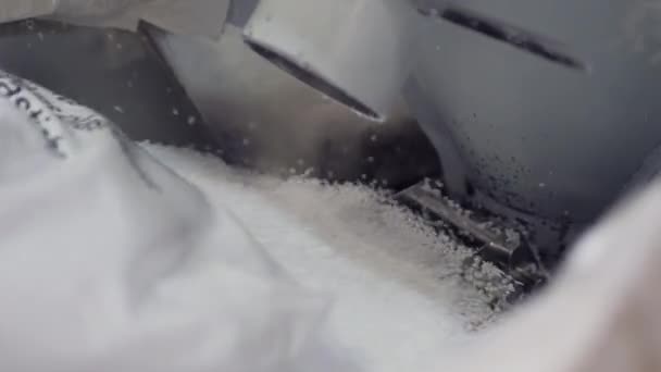 Pequenas bolas brancas derramadas na máquina a partir de grande saco closeup — Vídeo de Stock