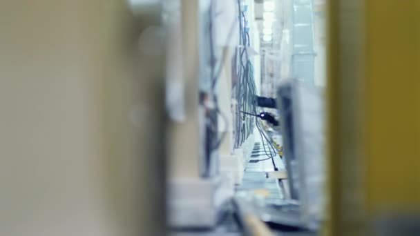 Instalação e verificação de peças elétricas de geladeira na planta — Vídeo de Stock