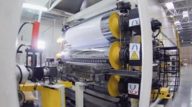 malzeme parçası ile çalışan pres makinesine hareket