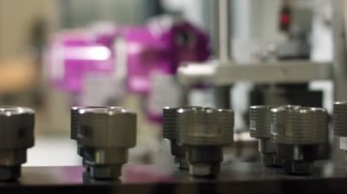 metre kasalarına karşı masada metal detayları kümesi