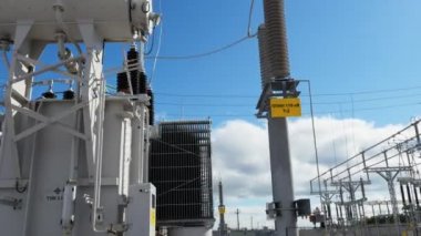 elektrik trafo istasyonunda transformatör etrafında hareket