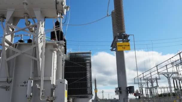 Movimento em torno do transformador na subestação elétrica — Vídeo de Stock