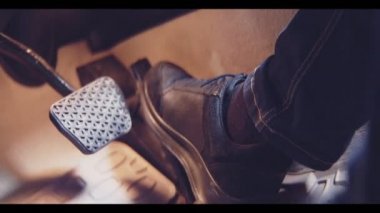 kahverengi oxfords adam gaz pedalı yakın üst görünüm iter