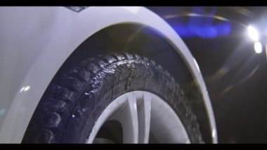 ıslak tekerlek ile otomatik karanlıkta closeup yavaş yavaş sürücüler