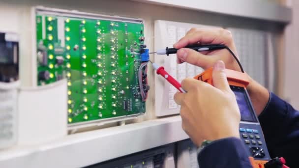Man met digitale meter controles circuit op het Substation close-up — Stockvideo