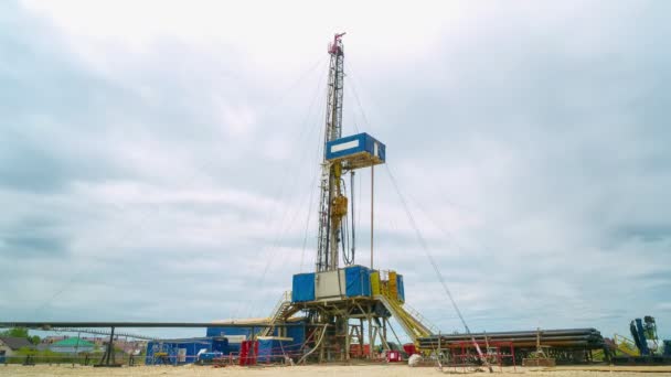 Station géodésique avec forage fonctionne au champ de pétrole timelapse — Video