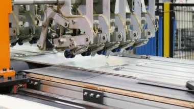 mekanizma konveyör üzerinde buzdolabı paneline metal borular bağlanır 