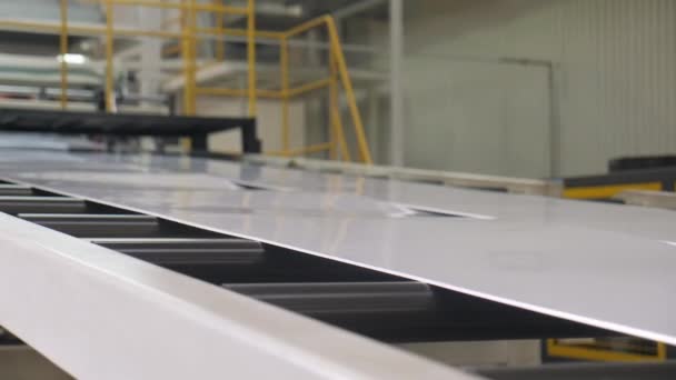 コンベヤベルトクローズアップで運ばれる白い長い金属の詳細 — ストック動画