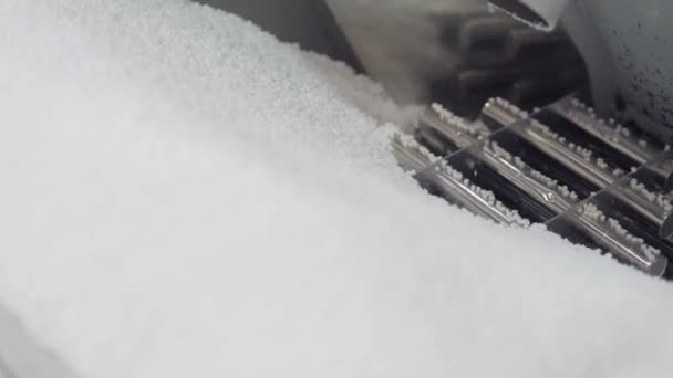 Λευκοί κόκκοι που χύνουν στη μηχανή για να φτιάξουν μέρη ψυγείου — Αρχείο Βίντεο