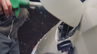 adam kar yağışı closeup benzin istasyonunda otomatik yakıt ikmali