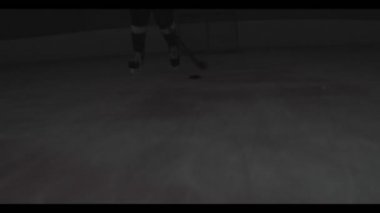 hokey oyuncuları oyun closeup buz arenada disk için mücadele