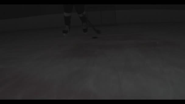 Hockey spelers vechten voor Puck op Ice Arena bij spel close-up — Stockvideo