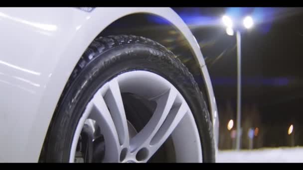 Car drives along evening winter street in city closeup — Stock Video