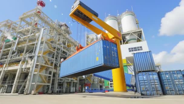 Arbeiderskraan met container in raffinaderij — Stockvideo