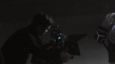 karanlık buz arenada kameralı kameraman çekim hokey mükellefi