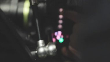 operatör, ekipmanın yakın çekimini ayarlamak için kameradaki düğmelere basar