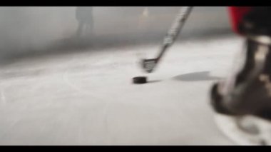 hokey oyuncusu buz pateni pisti boyunca kapıya siyah disk yol açar