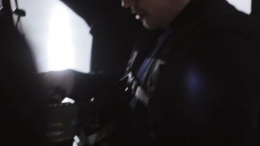 modern ekipman ile kameraman hokey arenada çalışır