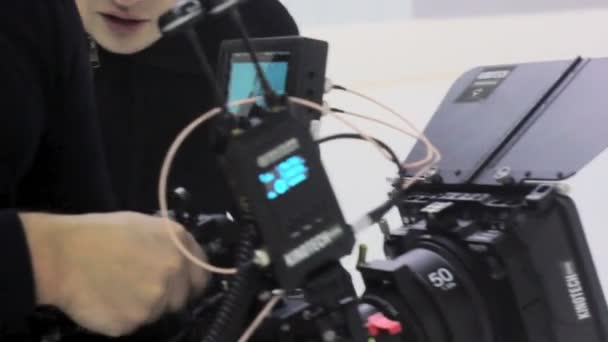 Съемочная группа использует камеру с большим объективом на хоккейной арене — стоковое видео