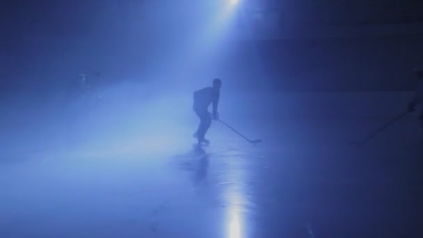 Équipe de hockey joue sur l'arène tandis que le caméraman tire jeu — Video